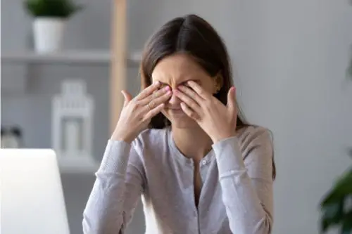 Woman with ADHD experiencing difficulty concentrating while working
